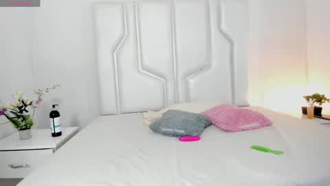 miaatorres_ online show from April 17, 2026, 12:08 pm