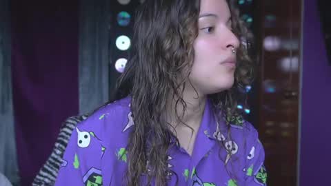 Mia online show from April 18, 2026, 4:44 pm