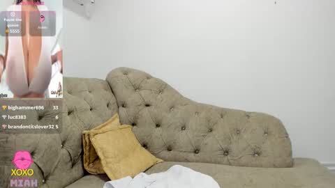 Miah Collins online show from December 5, 2025, 9:18 am