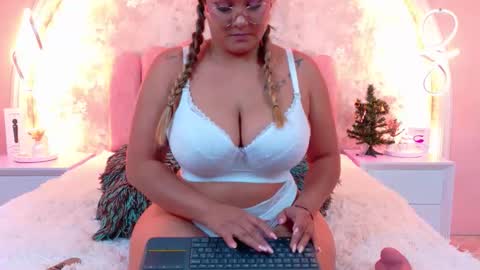 Mia online show from December 14, 2025, 4:07 am