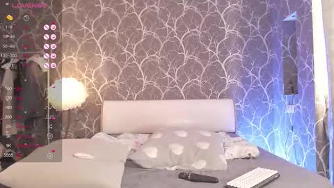 Mia online show from November 12, 2025, 11:21 am