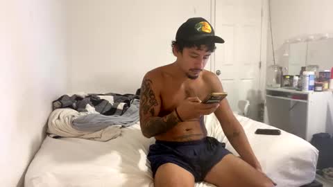 miamiclos1 online show from November 26, 2025, 2:40 pm