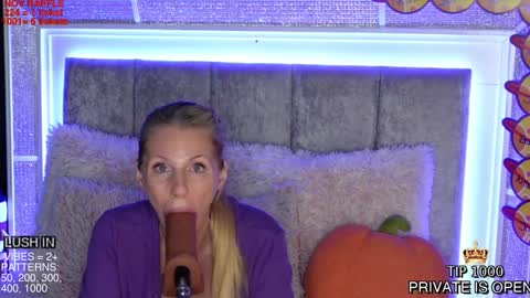 Mia online show from November 14, 2025, 3:44 pm