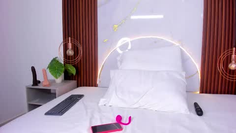 Mia  online show from October 1, 2025, 5:24 am