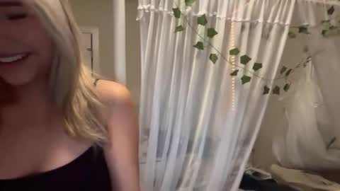 Mia online show from February 26, 2026, 5:06 am