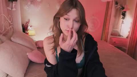 Mia online show from January 7, 2026, 3:25 pm