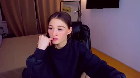 Mia online show from March 5, 2025, 5:39 pm