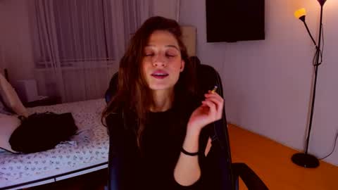 Mia online show from June 29, 2026, 7:03 pm