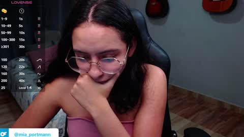 Snapshot of miaportman chatting on December 5, 2024, 9:28 pm MIAPORTMANN online show from December 5, 2024, 9:28 pm