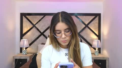 Mia online show from June 2, 2026, 7:05 pm