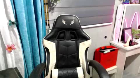 Mia online show from December 19, 2025, 11:39 am