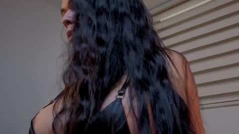 Mia online show from September 19, 2025, 6:41 pm