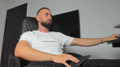 Snapshot of michaelevansx chatting on September 30, 2025, 8:25 pm MichaelEvansx online show from September 30, 2025, 8:25 pm