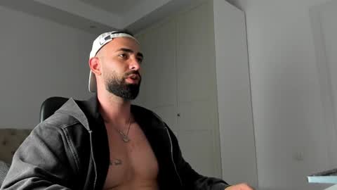 MichaelEvansx online show from April 7, 2026, 9:37 pm