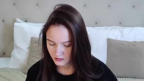 Snapshot of michelle_roux chatting on November 4, 2025, 1:43 pm Michelle online show from November 4, 2025, 1:43 pm