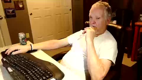 midwestdad09 online show from October 15, 2025, 9:59 pm