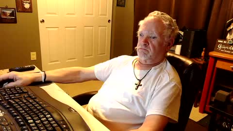 Snapshot of midwestdad09 chatting on October 19, 2025, 9:32 am midwestdad09 online show from October 19, 2025, 9:32 am