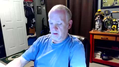 Snapshot of midwestdad09 chatting on April 17, 2026, 8:17 am midwestdad09 online show from April 17, 2026, 8:17 am