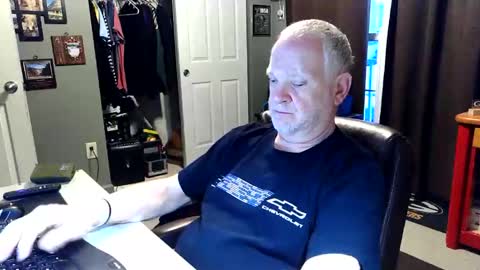 Snapshot of midwestdad09 chatting on April 26, 2026, 10:57 am midwestdad09 online show from April 26, 2026, 10:57 am