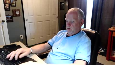 Snapshot of midwestdad09 chatting on April 27, 2026, 2:04 pm midwestdad09 online show from April 27, 2026, 2:04 pm