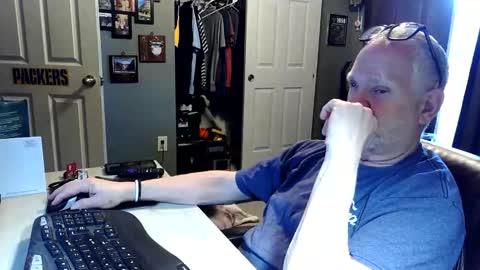 Snapshot of midwestdad09 chatting on April 29, 2026, 2:43 pm midwestdad09 online show from April 29, 2026, 2:43 pm
