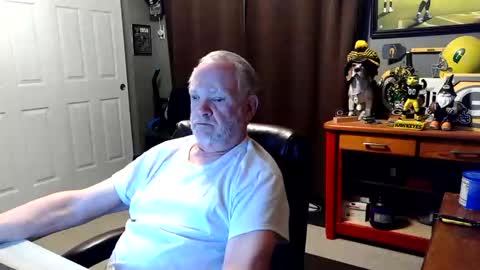 Snapshot of midwestdad09 chatting on May 4, 2026, 8:54 am midwestdad09 online show from May 4, 2026, 8:54 am