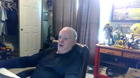 Snapshot of midwestdad09 chatting on May 9, 2026, 5:29 pm midwestdad09 online show from May 9, 2026, 5:29 pm