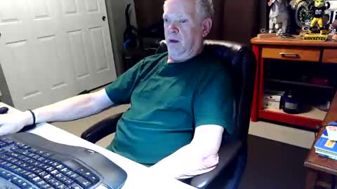 Snapshot of midwestdad09 chatting on May 24, 2026, 8:41 am midwestdad09 online show from May 24, 2026, 8:41 am