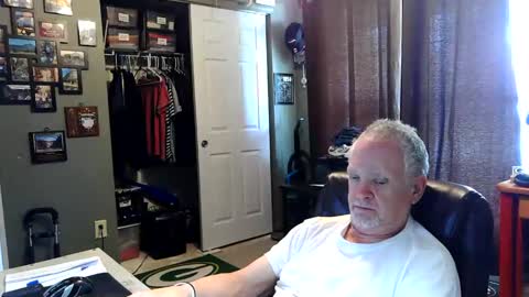 Snapshot of midwestdad09 chatting on May 27, 2026, 6:27 pm midwestdad09 online show from May 27, 2026, 6:27 pm