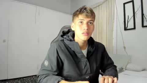 Snapshot of miguel_hz chatting on March 7, 2025, 8:55 pm Miguel Hernandez online show from March 7, 2025, 8:55 pm