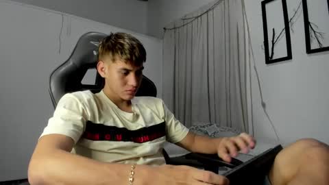 Snapshot of miguel_hz chatting on March 8, 2025, 10:24 pm Miguel Hernandez online show from March 8, 2025, 10:24 pm