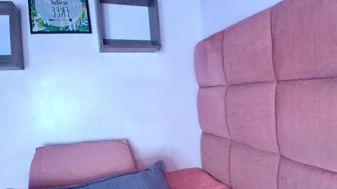 Mia  online show from September 10, 2025, 11:54 am