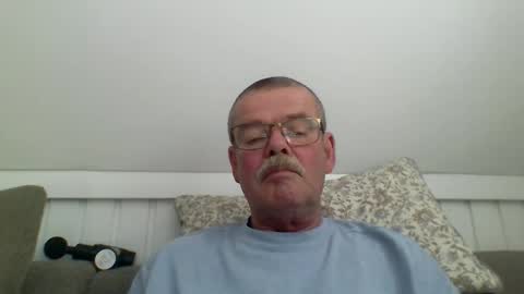 mikael42 online show from May 18, 2026, 1:06 pm