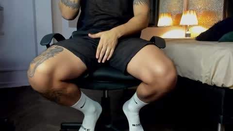 Snapshot of mike2_wills chatting on December 1, 2024, 9:37 pm Mike2 wills online show from December 1, 2024, 9:37 pm