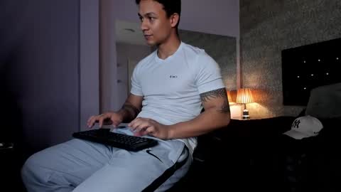 Snapshot of mike2_wills chatting on December 6, 2024, 10:49 am Mike2 wills online show from December 6, 2024, 10:49 am