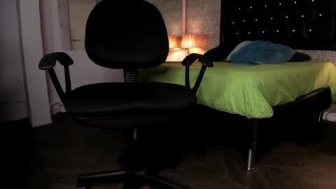 Snapshot of mike2_wills chatting on December 7, 2024, 3:36 am Mike2 wills online show from December 7, 2024, 3:36 am