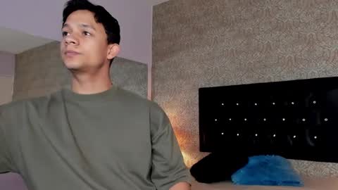 Snapshot of mike2_wills chatting on January 11, 2025, 3:44 am Mike2 wills online show from January 11, 2025, 3:44 am