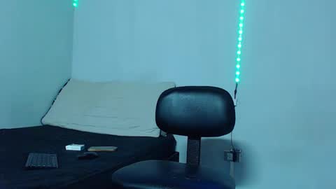 Snapshot of mike777jr chatting on February 17, 2025, 6:59 pm Mike IMDEPENDIENT MODEL online show from February 17, 2025, 6:59 pm