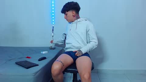 Snapshot of mike777jr chatting on October 17, 2025, 4:09 pm Mike IMDEPENDIENT MODEL online show from October 17, 2025, 4:09 pm