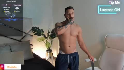 Snapshot of mike_belle chatting on February 12, 2025, 9:11 pm Mike Belle online show from February 12, 2025, 9:11 pm