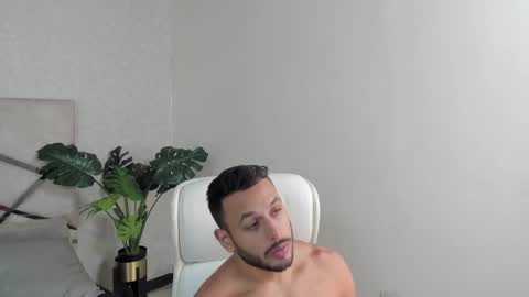 Snapshot of mike_belle chatting on February 28, 2025, 10:06 pm Mike Belle online show from February 28, 2025, 10:06 pm