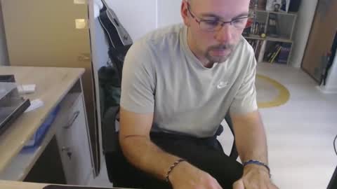 Snapshot of mikmik91 chatting on October 15, 2025, 2:17 pm mikmik91 online show from October 15, 2025, 2:17 pm