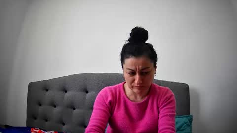 Mikyloveu online show from April 16, 2026, 10:27 am