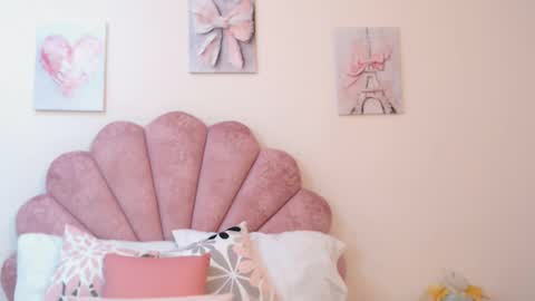 mila_adamss online show from June 3, 2026, 10:51 am