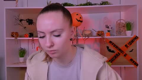 Snapshot of mila_glow chatting on November 3, 2025, 5:42 am mila_glow online show from November 3, 2025, 5:42 am