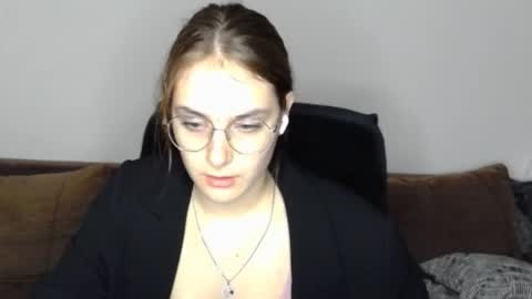 mila_keyy online show from November 6, 2025, 8:54 pm