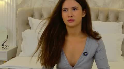 milaleoneli online show from October 7, 2025, 3:42 pm