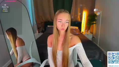 Snapshot of milana_sorrento chatting on June 18, 2026, 1:06 am Milana online show from June 18, 2026, 1:06 am