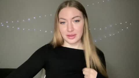 Snapshot of milanaaa_ chatting on December 10, 2024, 6:49 pm Milana online show from December 10, 2024, 6:49 pm