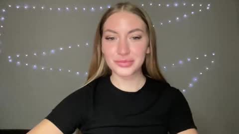 Snapshot of milanaaa_ chatting on December 23, 2024, 12:19 pm Milana online show from December 23, 2024, 12:19 pm